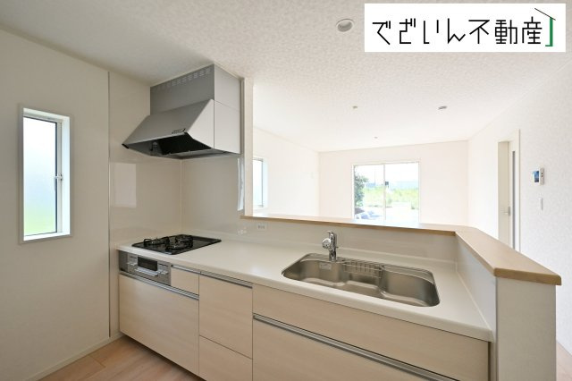 【キッチン】 | Cradle garden深谷市武蔵野第2　新築住宅 | ≪1号棟≫共働きでも無理なく使える効率的なレイアウト。夕食の準備も、家族の会話を楽しみながら進められる、心地よいキッチンです。
現地(2025年9月撮影)