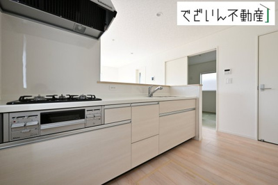 【キッチン】 | Cradle garden深谷市武蔵野第2　新築住宅 | ≪1号棟≫対面式キッチンから見えるのは、遊ぶ子どもの姿と、笑顔で過ごす家族の風景。料理をしながら、安心して見守れる幸せな時間が流れます。
現地(2025年9月撮影)