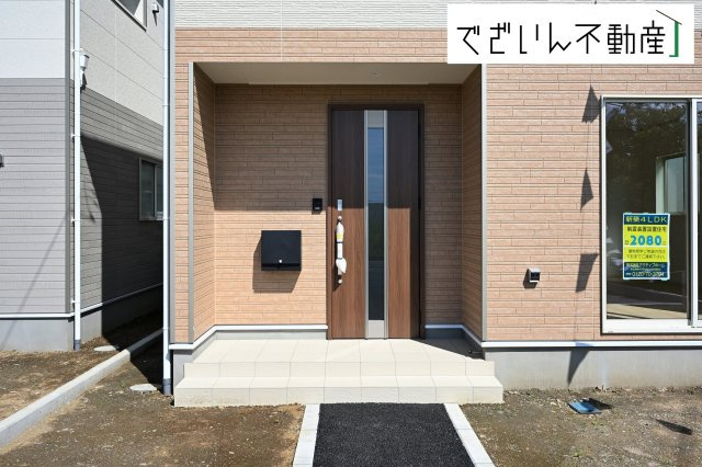 【玄関】 | Cradle garden深谷市武蔵野第2　新築住宅 | ≪1号棟≫南向きの穏やかな佇まいが、家族の新しい日常を優しく包み込む。静かな街並みに、安心して子育てできる環境が整っています。
現地(2025年9月撮影)