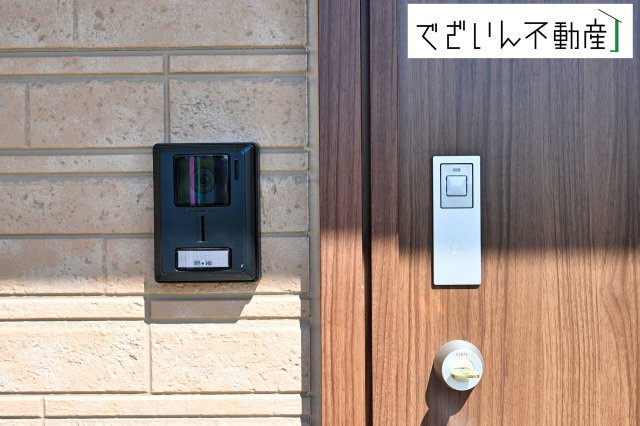 【玄関】 | Cradle garden深谷市武蔵野第2　新築住宅 | ≪1号棟≫TVモニター付きインターホン付きなので、来客時にモニターで来客者を確認することができます。
現地(2025年9月撮影)