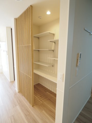 【内装】 | オカバ世田谷深沢ヘーベルメゾン | 猫さん専用ルームの仕切りはお洒落なウッド使用