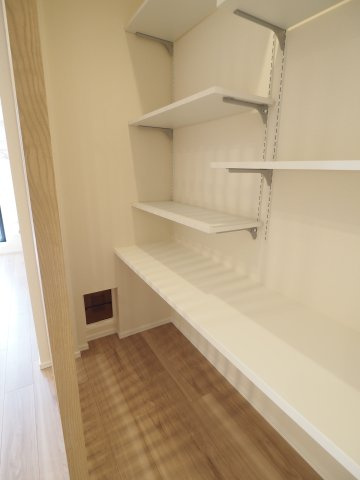 【内装】 | オカバ世田谷深沢ヘーベルメゾン | 猫さんのための専用ルーム完備！小窓が興味をそそります（by猫）