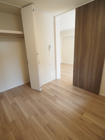 【居間・リビング】 | オカバ世田谷深沢ヘーベルメゾン | 各居室、腰高に仕切りをもたせて猫さんの爪とぎに対応してます。