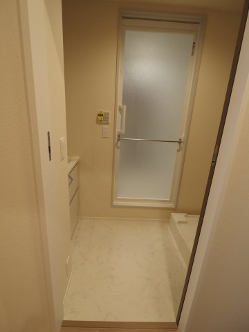 【玄関】 | オカバ世田谷深沢ヘーベルメゾン | 洗面所ひろびろ！動線もよく家事も捗ります♪