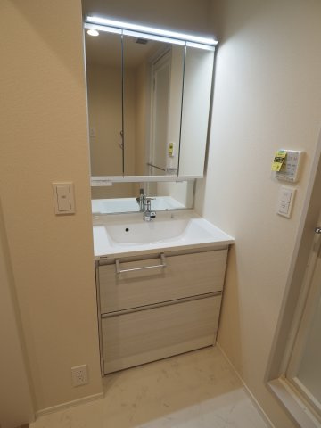 【洗面所】 | オカバ世田谷深沢ヘーベルメゾン | 三面鏡タイプで何かと重宝する独立洗面台