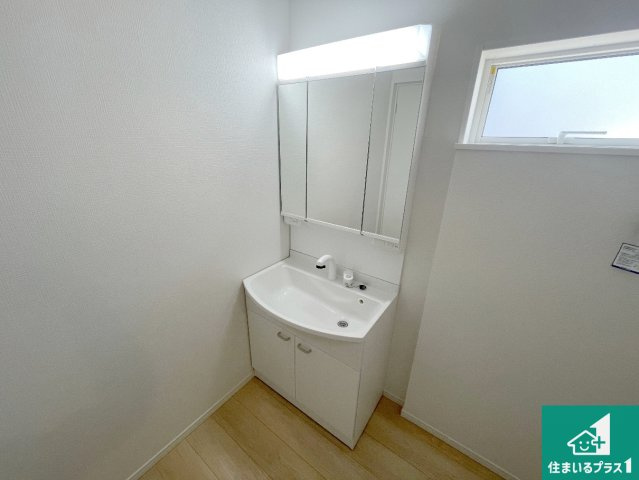 亀岡市千代川町小林　第3期　新築一戸建ての独立洗面台|清潔感のある洗面台です。フラットな鏡は掃除がしやすく毎日清潔！鏡裏には収納があるのでスッキリとした洗面台が保てます。