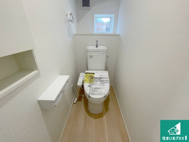 亀岡市千代川町小林　第3期　新築一戸建てのトイレ|1・2階の2ヶ所にあるので、朝の忙しい時間の順番待ちもなく、深夜の利用にも大変便利です。