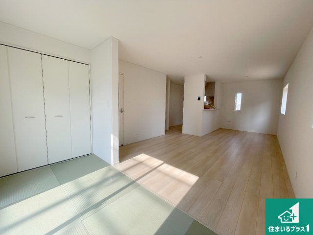 亀岡市千代川町小林　第3期　新築一戸建ての居間・リビング|日当たり良好の明るいリビングで朝の目覚めもスッキリできそう！対面キッチンでご家族のコミュニケーションも自然と増える設計！小さなお子様が遊ぶスペースを作っても広々とくつろげるLDK！