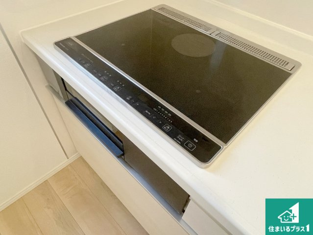 亀岡市千代川町小林　第3期　新築一戸建ての設備|火を使わないので、安心なＩＨコンロ！でこぼこが無い構造なので、掃除もしやすく清潔に保てます！