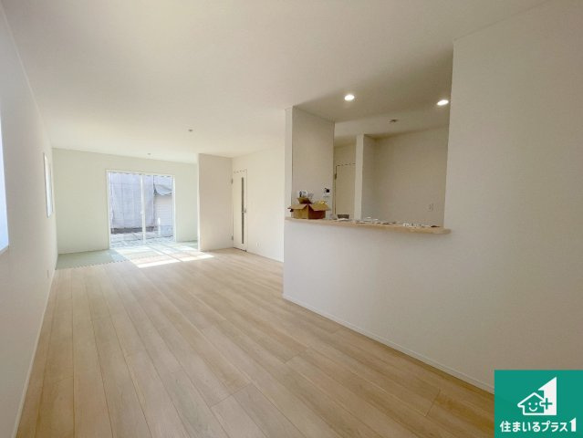 亀岡市千代川町小林　第3期　新築一戸建ての居間・リビング|シンプルなリビングは、観葉植物等のインテリアを楽しめますね！パパ好みにも、ママ好みにも家具次第で雰囲気を変えることができます！