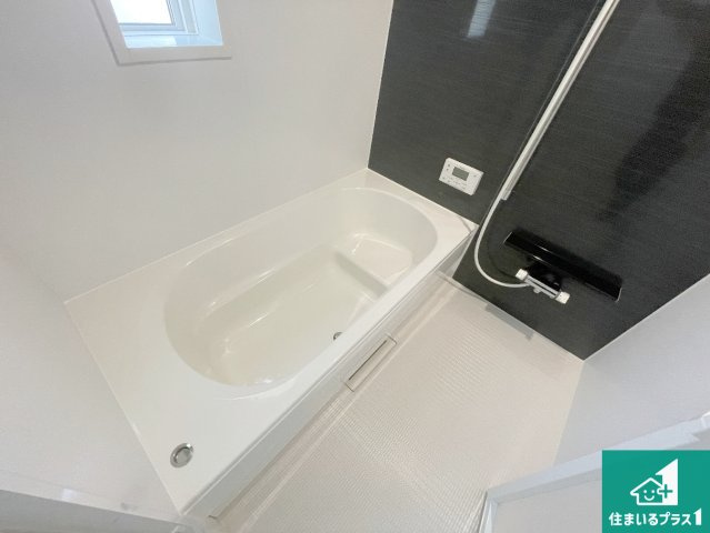 亀岡市千代川町小林　第3期　新築一戸建ての浴室|足をゆったり伸ばして寛げる浴槽です。窓が設けられていますので差し込む光が明るく穏やかな雰囲気にしてくれます♪浴室乾燥機も設置しているので、雨の日の洗濯物も安心です♪