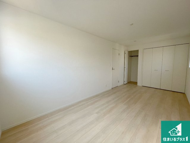 亀岡市千代川町小林　第3期　新築一戸建ての洋室|シンプルな洋室は、自分好みのインテリアが楽しめます♪ご家族とインテリアや家具を選びに行くのは新築購入時の醍醐味の一つです。ぜひお楽しみください♪