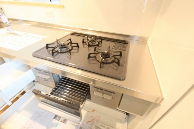 前里　新築戸建　第1　2号棟（全2棟）　のキッチン|3口コンロ&グリル　