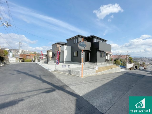 1(土)2(日)現地説明会　奈良市鳥見町　の前面道路含む現地写真|周辺は閑静な住宅街！前面道路広々で車の出し入れも便利です。駐車が苦手な方でも安心して車庫入れできます！