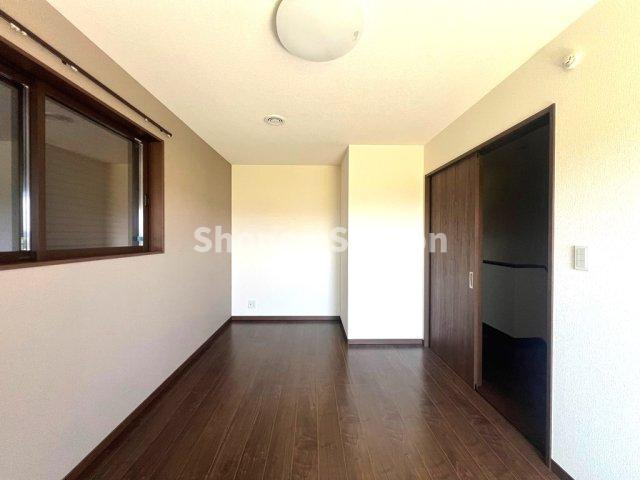 【洋室】 | 汚れてもサッと拭けてお掃除がしやすいフローリング仕様の居室◎　　　