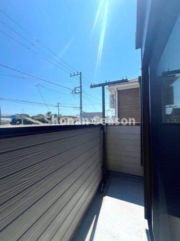 【バルコニー】 | 洗濯に便利なバルコニー付き。天気のいい日は開放的な青空が広がります！