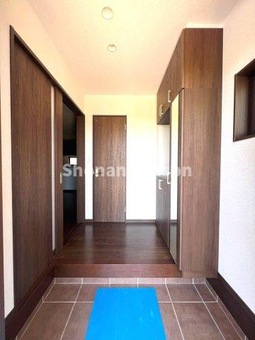 【玄関】 | 玄関には家族分のお履物がすっきり収まるシューズボックスがございます。