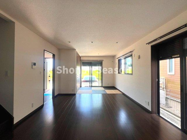 【居間・リビング】 | 窓が多く陽当たりの良い開放的なリビングスペースは広さ15帖◎　　　
落ち着きのある内装でインテリア選びが楽しみになりそうですね♪