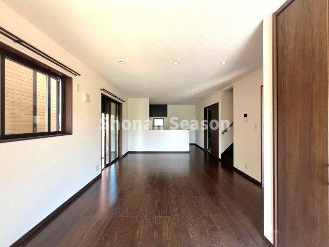 【居間・リビング】 | ご家族の帰宅の有無を把握しやすい「リビング階段」を採用！　　　　　
お子さまがいるご家庭も安心です。