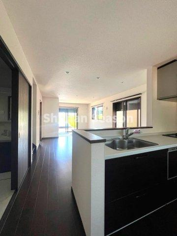 【キッチン】 | リビングを見渡せる対面キッチン。お料理をしながら会話も楽しめます◎