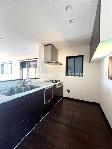 【キッチン】 | 毎日の料理時間が楽しみになる広々システムキッチン◎　　　　　　　　
作業スペースが広く調理が捗りそうですね。