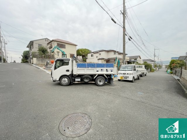 枚方市香里ケ丘　新築一戸建ての前面道路含む現地写真|周辺は落ち着いた街並みの住宅地！子育てがしやすい住環境です！まだ未完成ですが、現地でしかわからない事もございます。是非一度ご覧ください。