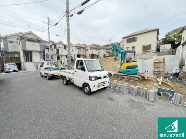 枚方市香里ケ丘　新築一戸建ての前面道路含む現地写真|周辺は落ち着いた街並みの住宅地！子育てがしやすい住環境です！まだ未完成ですが、現地でしかわからない事もございます。是非一度ご覧ください。