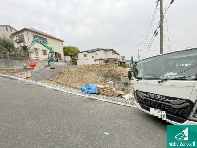 枚方市香里ケ丘　新築一戸建ての外観|周辺は落ち着いた街並みの住宅地！子育てがしやすい住環境です！まだ未完成ですが、現地でしかわからない事もございます。是非一度ご覧ください。