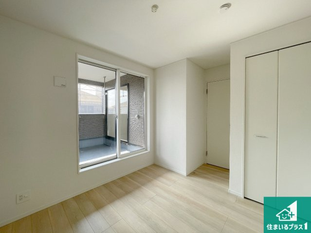 亀岡市千代川町小林　第3期　新築一戸建ての洋室|シンプルな洋室は、自分好みのインテリアが楽しめます♪ご家族とインテリアや家具を選びに行くのは新築購入時の醍醐味の一つです。ぜひお楽しみください♪