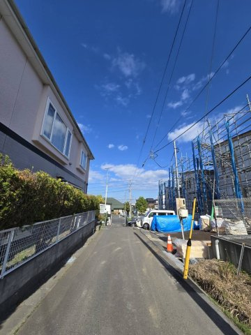 八戸市根城2丁目の前面道路含む現地写真