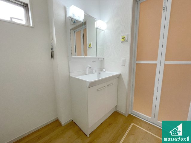 京都市山科区西野山中畑町　第1期　新築一戸建ての独立洗面台|清潔感のある洗面台です。フラットな鏡は掃除がしやすく毎日清潔！鏡裏には収納があるのでスッキリとした洗面台が保てます。