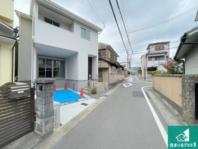 京都市山科区西野山中畑町　第1期　新築一戸建ての前面道路含む現地写真|周辺は閑静な住宅街！前面道路広々で車の出し入れも便利です。駐車が苦手な方でも安心して車庫入れできます！