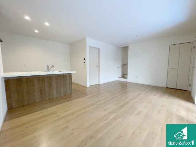 京都市山科区西野山中畑町　第1期　新築一戸建ての居間・リビング|日当たり良好の明るいリビングで朝の目覚めもスッキリできそう！対面キッチンでご家族のコミュニケーションも自然と増える設計！小さなお子様が遊ぶスペースを作っても広々とくつろげるLDK！