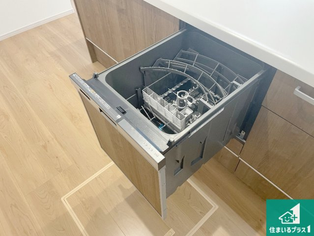 京都市山科区西野山中畑町　第1期　新築一戸建ての設備|食事後の一仕事、食器洗いをボタン一つでお任せできちゃいます！場所を取らないビルトイン式なので、お料理スペースもしっかり確保！