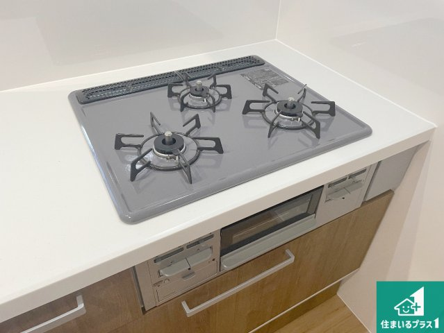 京都市山科区西野山中畑町　第1期　新築一戸建ての設備|ダブル高火力Ｓｉセンサー付きコンロ！３口あるので、まとめて料理をする時も大活躍！