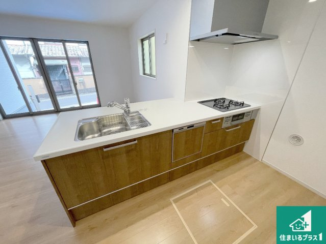 京都市山科区西野山中畑町　第1期　新築一戸建てのキッチン|リビングと統一感があり、使い勝手のいいキッチン。広々としているので、二人並んで作業が出来ちゃいます。お子様と一緒に色々なお料理に挑戦できるスペースがあります。