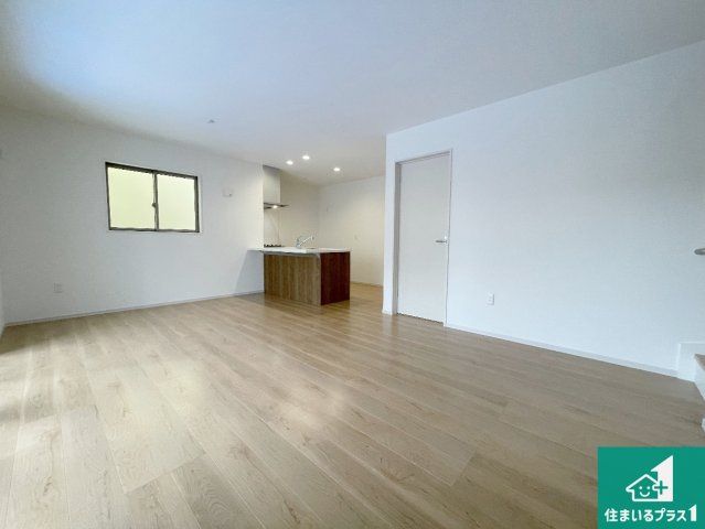 京都市山科区西野山中畑町　第1期　新築一戸建ての居間・リビング|シンプルなリビングは、観葉植物等のインテリアを楽しめますね！パパ好みにも、ママ好みにも家具次第で雰囲気を変えることができます！