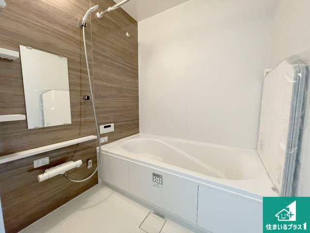 京都市山科区西野山中畑町　第1期　新築一戸建ての浴室|足をゆったり伸ばして寛げる浴槽です。窓が設けられていますので差し込む光が明るく穏やかな雰囲気にしてくれます♪浴室乾燥機も設置しているので、雨の日の洗濯物も安心です♪