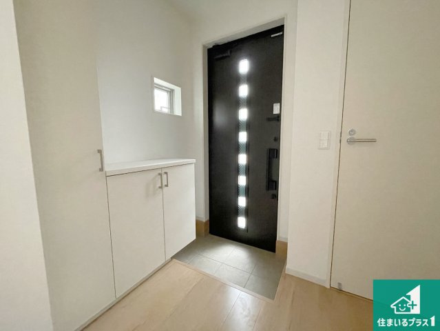 京都市山科区西野山中畑町　第1期　新築一戸建ての玄関|シューズボックスにはたくさんの靴が収納できるので玄関周りはいつもスッキリ！ご家族が増えても安心！