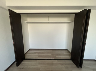 【収納】 | シャンボール河原町 | 7帖洋室　クローゼット　奥行きがありたっぷり収納できます