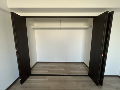 【収納】 | シャンボール河原町 | 7帖洋室　クローゼット　奥行きがありたっぷり収納できます