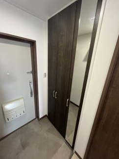 【玄関】 | シャンボール河原町 | 玄関には姿見付き　お出かけ前の身だしなみもチェックできますね