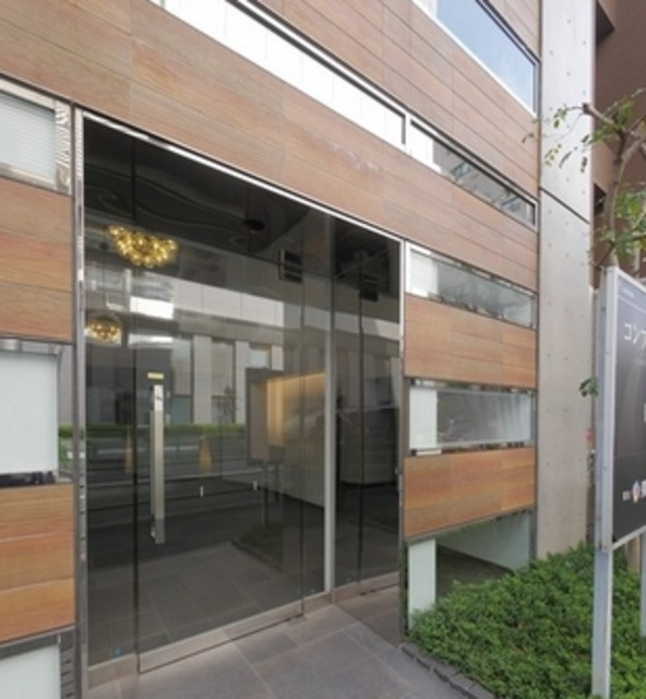 コンフォリア新川のエントランス