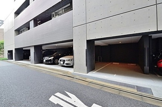 コンフォリア新川の駐車場