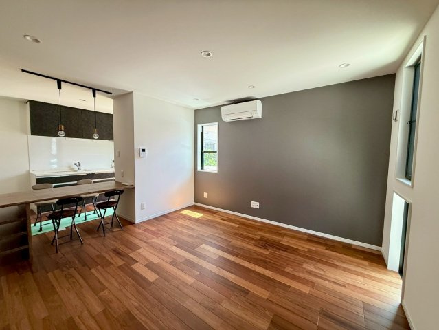 沖縄市諸見里戸建・Ａ棟の居間・リビング|アクセントクロスが印象的な、広々としたLDK17.3帖