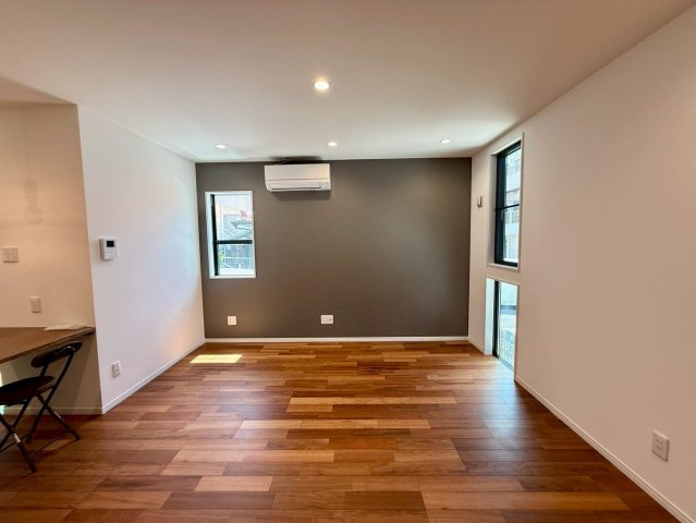 沖縄市諸見里戸建・Ａ棟の居間・リビング|アクセントクロスが印象的な、広々としたLDK17.3帖