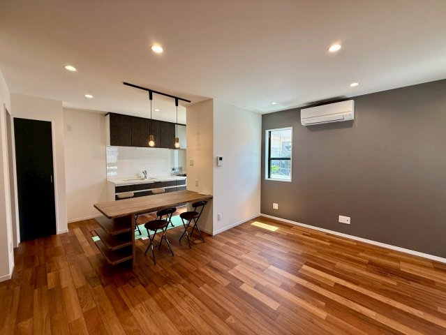 沖縄市諸見里戸建・Ａ棟の居間・リビング|アクセントクロスが印象的な、広々としたLDK17.3帖