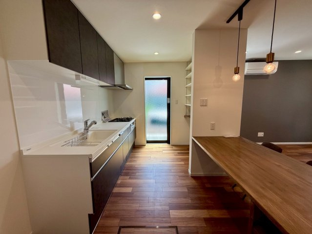 沖縄市諸見里戸建・Ａ棟のキッチン|明るく会話の弾むキッチン・勝手口付き