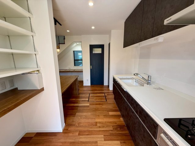 沖縄市諸見里戸建・Ａ棟のキッチン|キッチンの背面には便利なパントリー◎