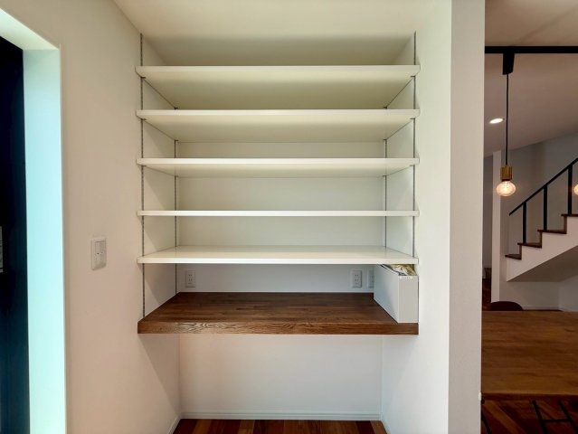 沖縄市諸見里戸建・Ａ棟の収納|キッチンの背面には便利なパントリー◎